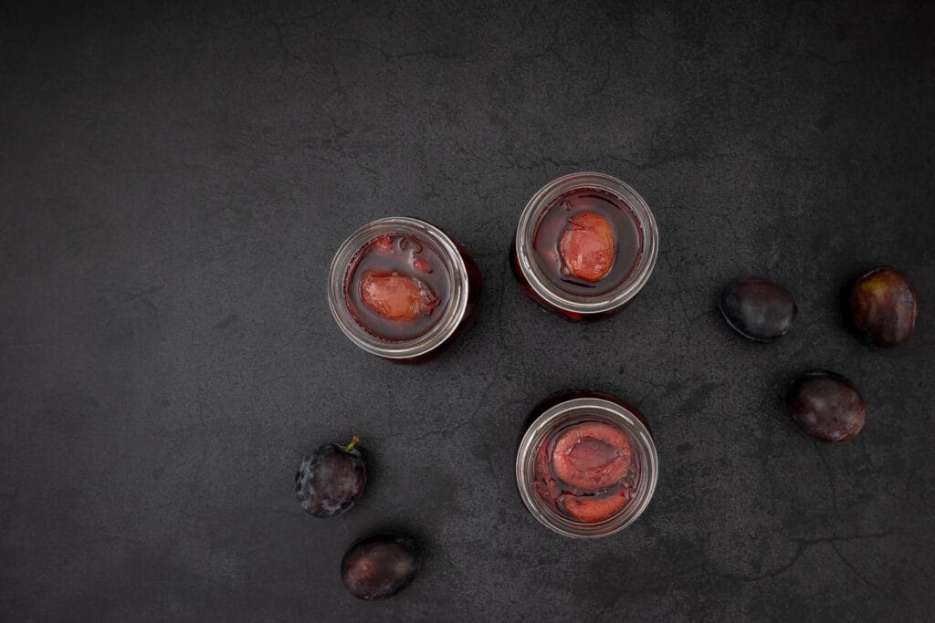 Rotweinzwetschgen einmachen – frische Zwetschgen mit Rotwein und Gewürzen haltbar machen, vegan und alkoholfrei möglich
