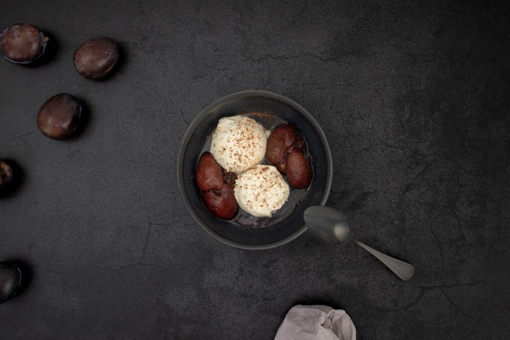 Dessert mit Rotweinzwetschgen und Vanilleglace – eingemachte Zwetschgen als Topping für Cheesecake oder Kaiserschmarren