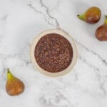 Hausgemachter Feigensenf in Schüssel mit frischen Feigen – süss-scharfes Rezept aus der Schweiz