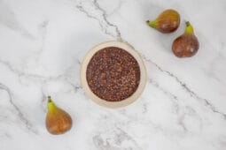 Hausgemachter Feigensenf in Schüssel mit frischen Feigen – süss-scharfes Rezept aus der Schweiz