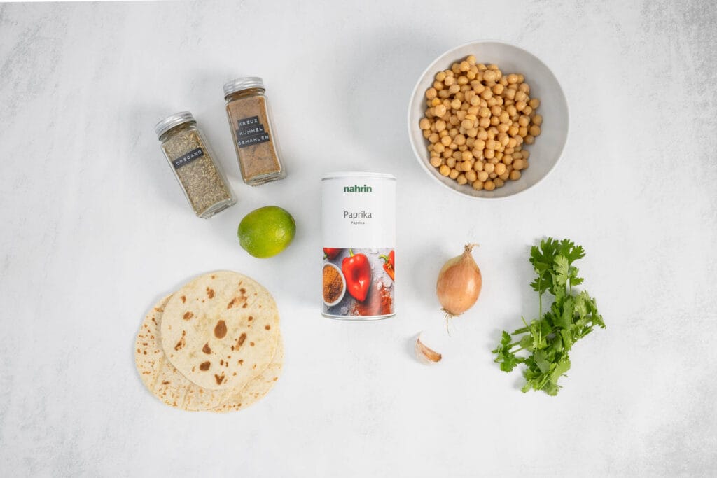 Zutaten für vegane Kichererbsen-Tacos mit Paprika, Koriander und Limette – mexikanisch inspiriertes Airfryer-Rezept in 30 Minuten