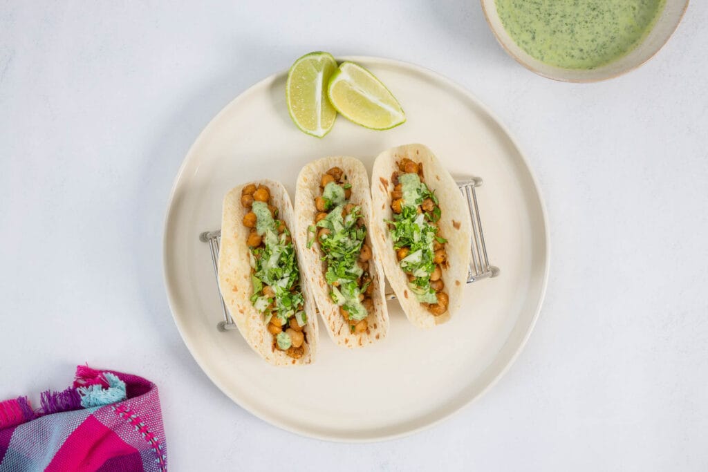 Kichererbsen-Tacos mit Koriander-Joghurt-Sauce und mexikanischer Serviette – gesundes, schnelles Airfryer-Rezept mit orientalischem Twist