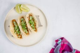 Kichererbsen-Tacos im Taco-Ständer mit Limetten auf Teller – einfache mexikanisch inspirierte Tacos mit knusprigen Kichererbsen