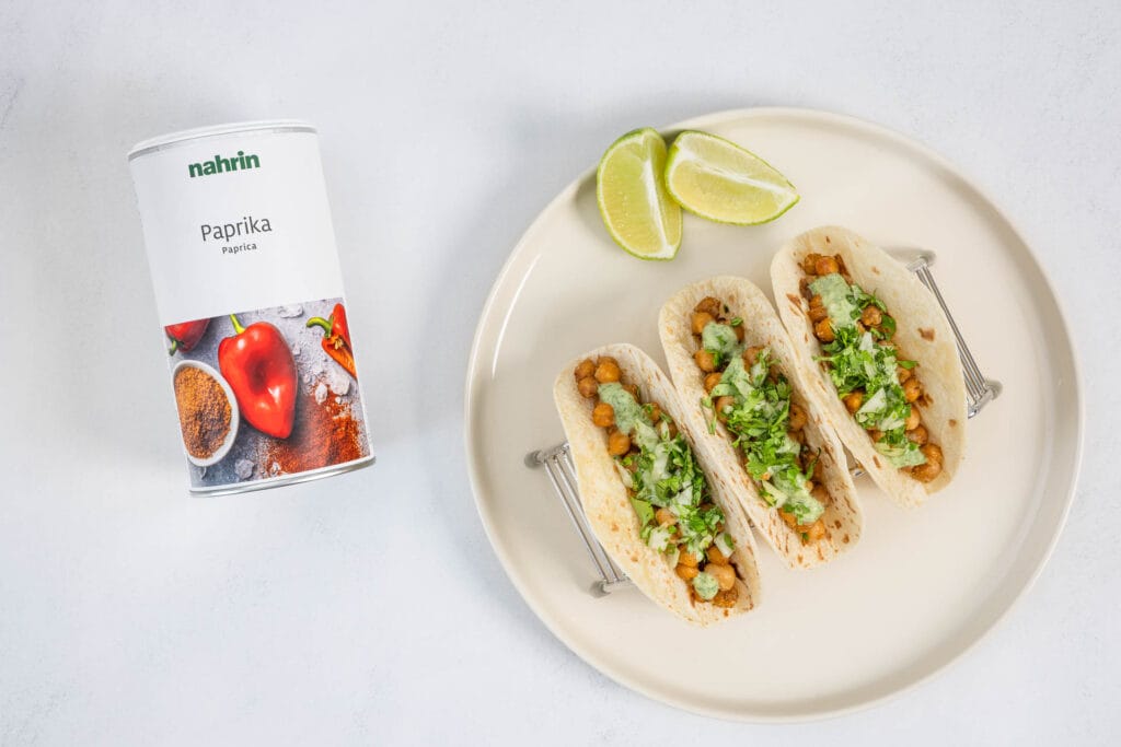 Kichererbsen-Tacos mit Limette und Nahrin Paprika Streuwürze – mexikanisch inspiriertes Rezept mit würziger Paprika-Knoblauch-Basis
