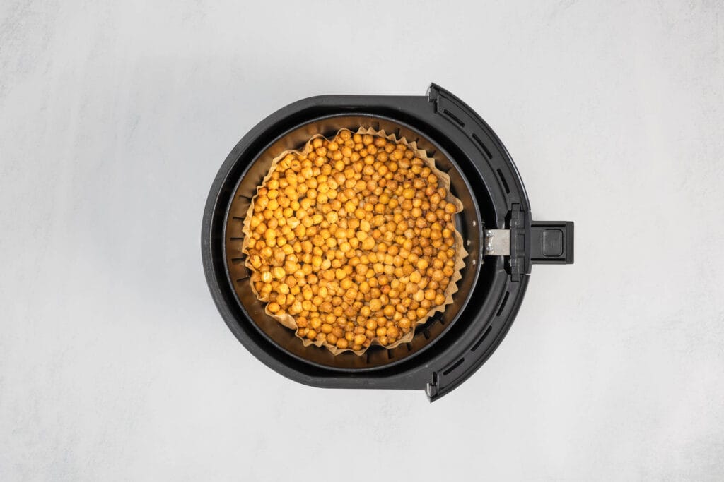 Gewürzte Kichererbsen im Airfryer kurz vor dem Rösten – Schritt-für-Schritt-Rezept für knusprige Kichererbsen-Tacos
