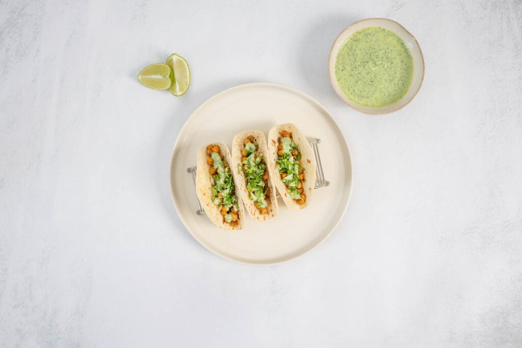 Kichererbsen-Tacos im Taco-Ständer mit cremiger Koriander-Joghurt-Sauce – mexikanisch inspiriertes Rezept aus Vorratszutaten