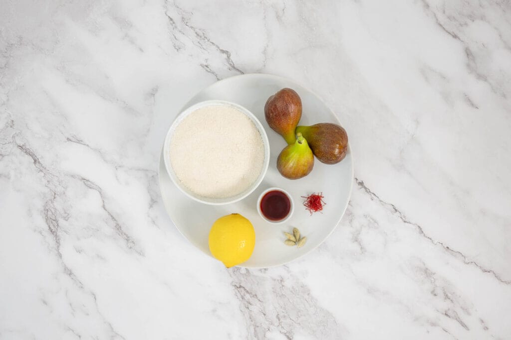 Frische Zutaten für Feigenkonfitüre mit Portwein, Kardamom und Safran auf einem Teller – Vorbereitung für hausgemachte Feigenmarmelade