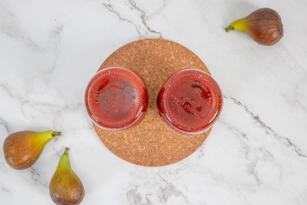 Frisch abgefüllte Feigenkonfitüre in Gläsern, die auf dem Kopf stehen – Feigenkonfi einkochen und haltbar machen