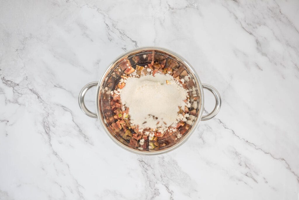 Feigenstücke mit Portwein und Gelierzucker in der Pfanne – Feigenmarmelade selber machen Schritt für Schritt