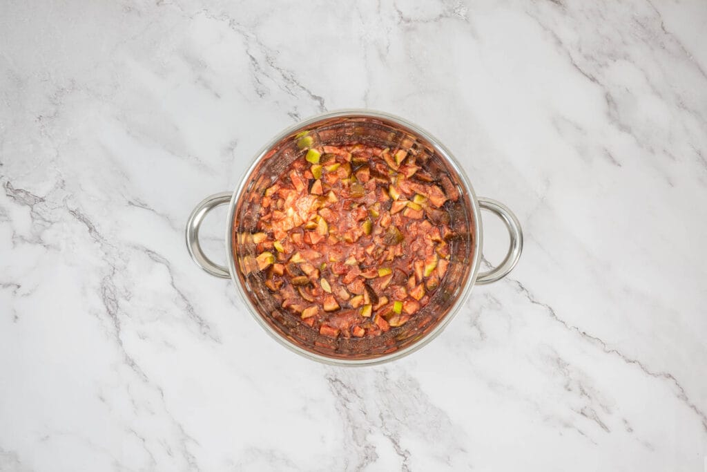 Einkochen der Feigen für Feigenkonfitüre mit Safran und Kardamom – Konfitüre köchelt in der Pfanne