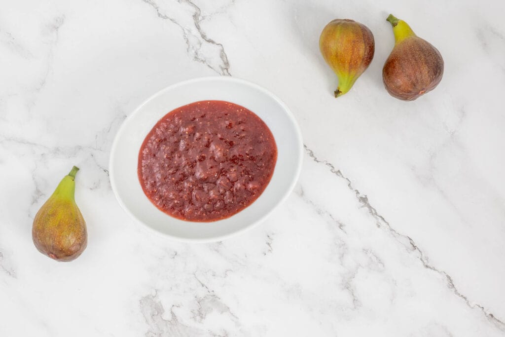 Fertige Feigenkonfitüre in einer Schüssel mit frischen Feigen – Feigenkonfi Rezept inspiriert von Morabay-e Anjir