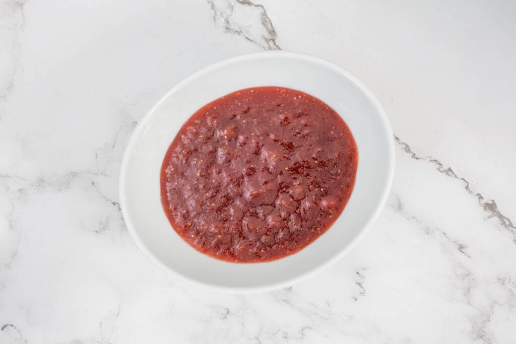 Selbstgemachte Feigenmarmelade in einer Schüssel – Feigenkonfitüre mit Portwein, Kardamom und Safran