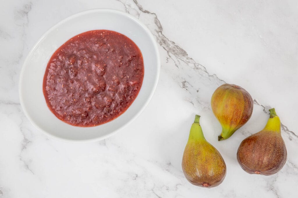 Feigenkonfitüre in Schüssel mit frischen Feigen daneben – Feigenkonfi Schweiz mit orientalischem Aroma