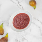 Hausgemachte Feigenkonfitüre mit Portwein in einer Schüssel – Feigenmarmelade mit Safran und Kardamom