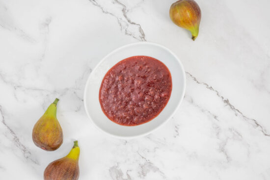 Hausgemachte Feigenkonfitüre mit Portwein in einer Schüssel – Feigenmarmelade mit Safran und Kardamom