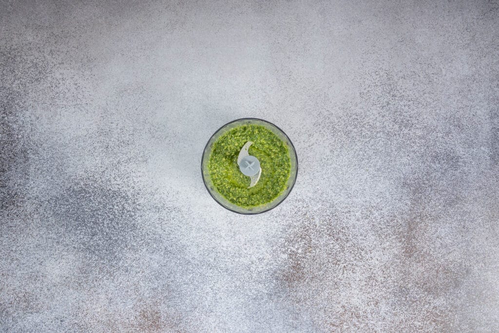 Fertig gemixtes veganes Pesto Genovese im Food Processor – cremige Konsistenz mit Hefeflocken und Olivenöl, perfekt für Pasta