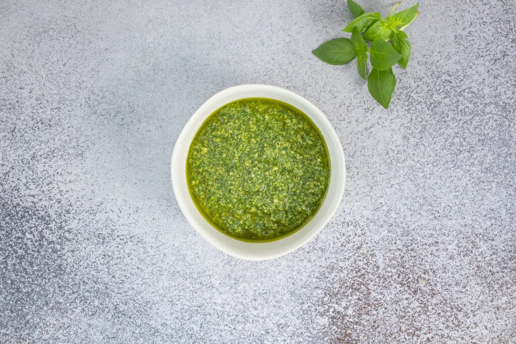 Nahaufnahme von cremigem Pesto Genovese vegan, serviert mit frischem Basilikum – aromatisch, grün und schnell gemacht