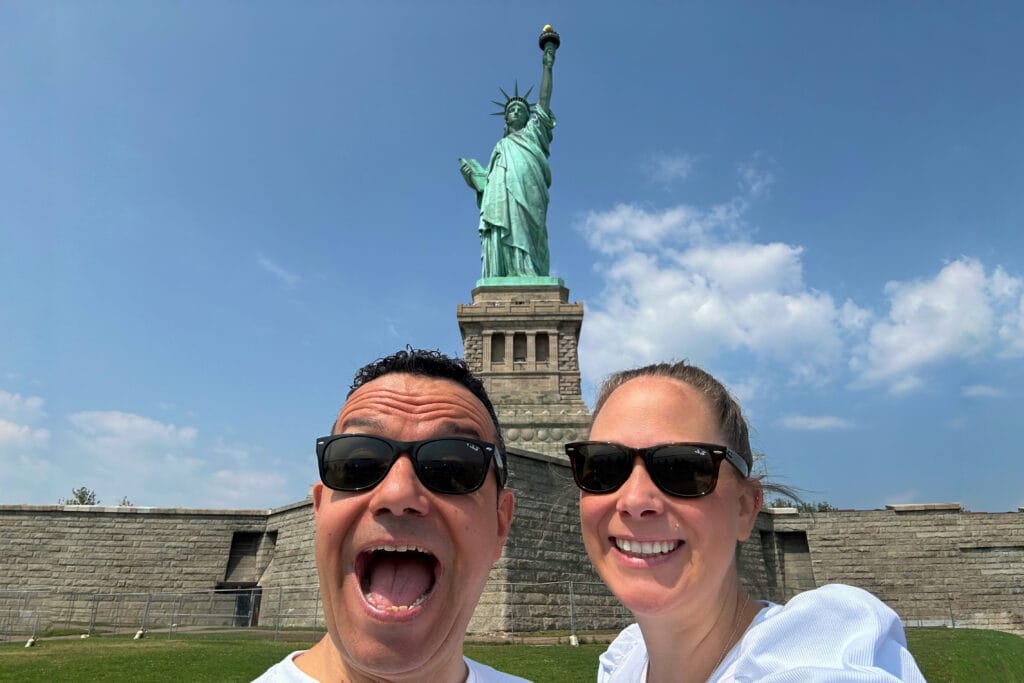 Sam und Stefanie in New York mit der Freiheitsstatue