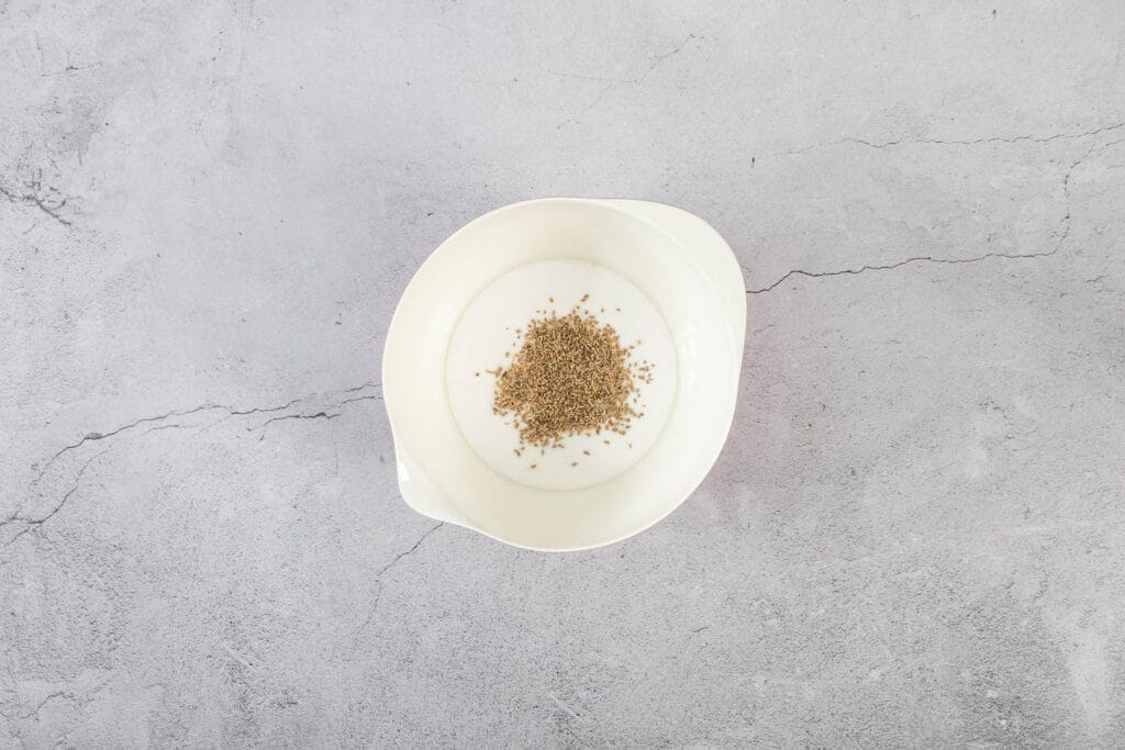 Aufgeschlagenes Aquafaba für vegane Chräbeli, mit frisch gestreutem Anis – Anisguetzli ohne Ei