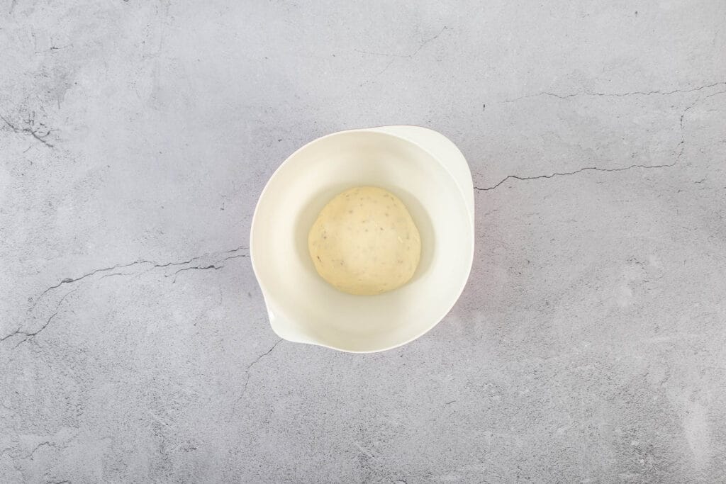 Geschmeidiger Teig für vegane Anischräbeli aus Aquafaba und Anis – Vorbereitung für Schweizer Weihnachtsguetzli