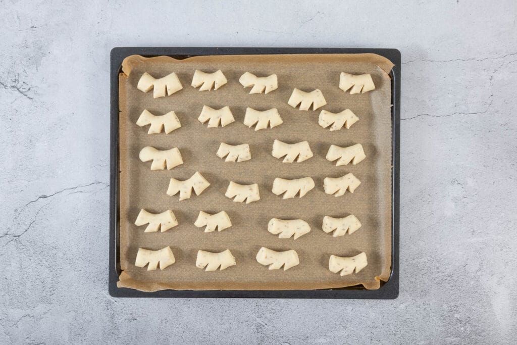 Geformte vegane Anischräbeli vor dem Backen auf dem Blech – helle Schweizer Anisguetzli ohne Ei