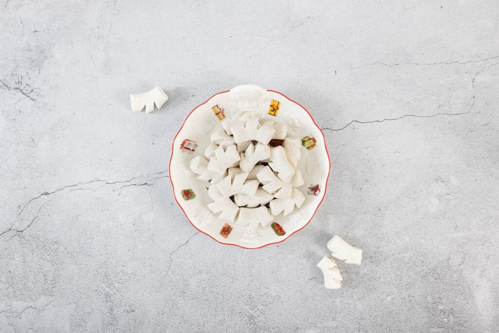 Weihnachtlicher Guetzliteller mit veganen Anischräbeli – Schweizer Anis-Weihnachtsguetzli ohne Ei