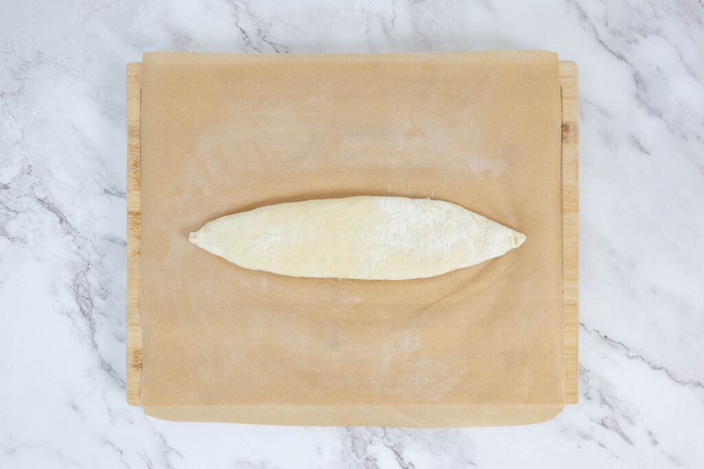 Gefalteter Pide-Teig umgedreht auf dem Brett – Vorbereitung für den Einschnitt der typischen Pide-Form