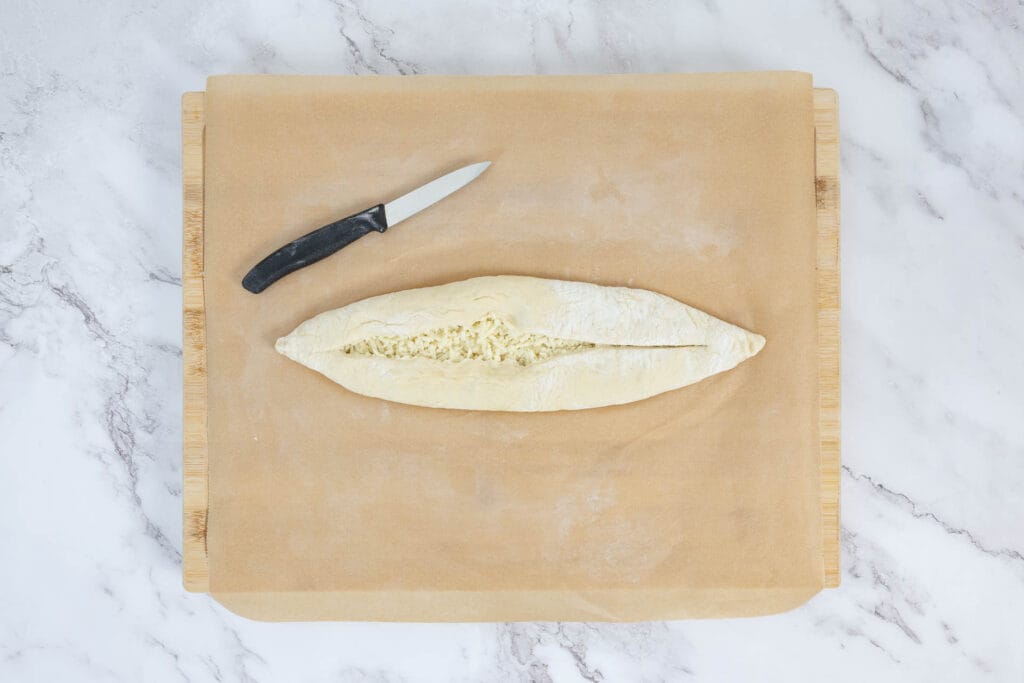 Pide-Teig eingeschnitten und geformt auf dem Brett – Anleitung zum Pide richtig formen