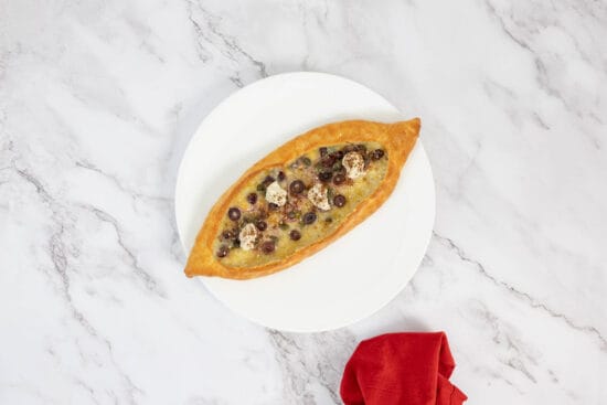 Hausgemachtes Pide mit Zaatar, Oliven und veganem Ricotta – türkisches Fladenbrot vegan interpretiert