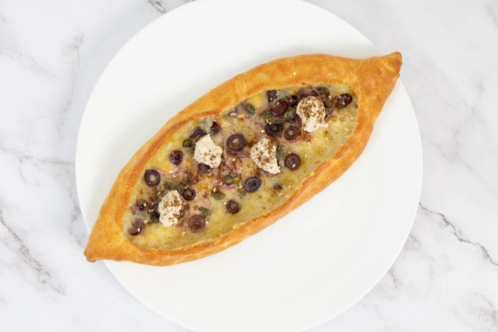 Veganes Pide mit Zaatar und Oliven – leichtes, würziges Ofengericht frisch serviert