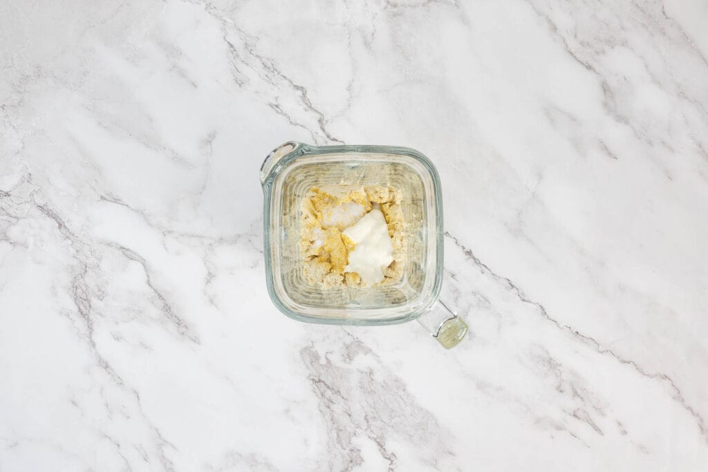 Tofu, Hefeflocken, Zitronensaft und Sojajoghurt im Mixer – Zubereitung für schnellen veganen Ricotta fürs Pide