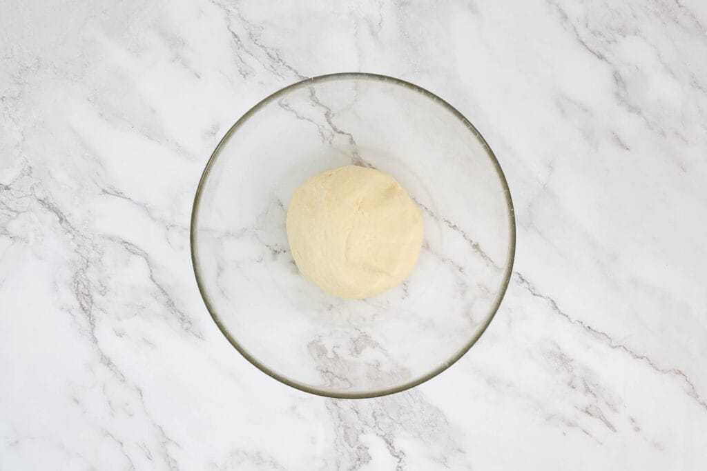 Hefeteig für veganes Pide vor dem Aufgehen in der Schüssel – luftiger Teig mit Olivenöl