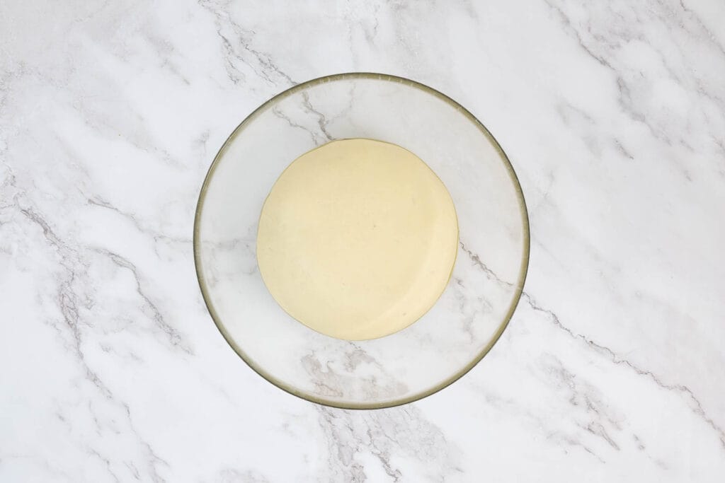 Hefeteig nach dem Aufgehen in der geölten Schüssel – Grundlage für hausgemachtes Pide