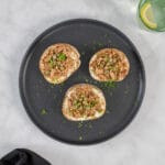 Draufsicht auf vegane Crostini mit Frischkäse und pflanzlichem Hack als italienisches Apéro Fingerfood