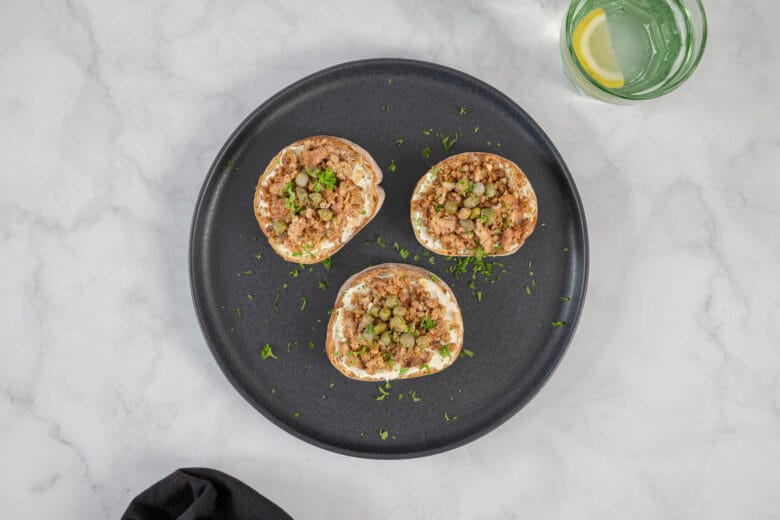 Draufsicht auf vegane Crostini mit Frischkäse und pflanzlichem Hack als italienisches Apéro Fingerfood