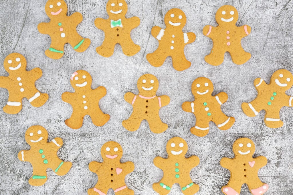 Detailaufnahme farbig verzierter Gingerbread Cookies vegan mit Icing in Rosa, Weiss und Grün