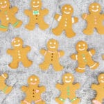 Detailaufnahme farbig verzierter Gingerbread Cookies vegan mit Icing in Rosa, Weiss und Grün