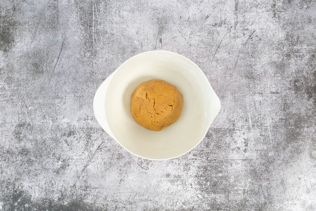 Frisch gekneteter Teigball für vegane Lebkuchenmännchen, bereit zum Kühlen und Ausrollen