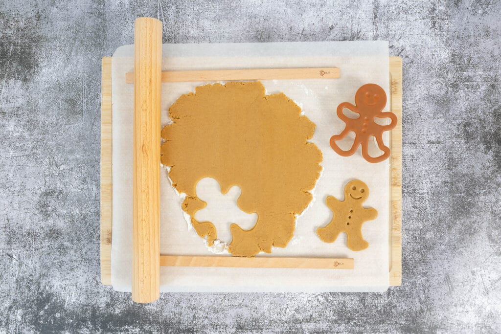 Lebkuchenmann-Ausstecher im Einsatz: Formen werden aus dem veganen Gingerbread-Teig ausgestochen