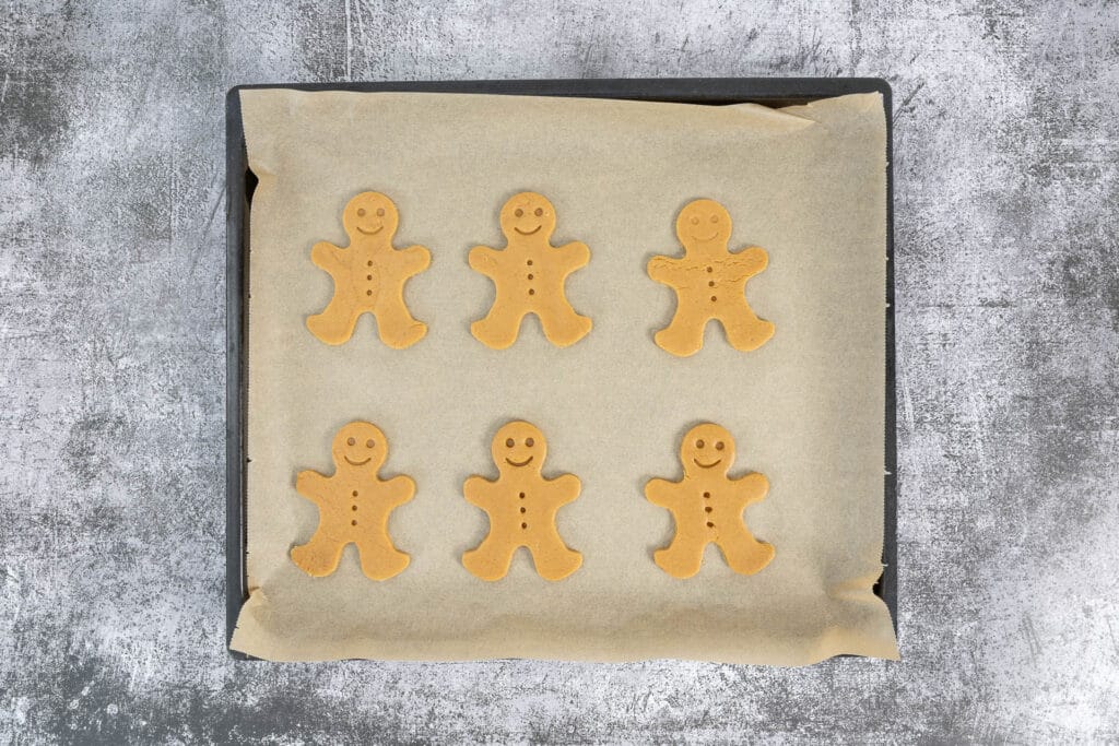 Ungebackene vegane Gingerbread Men auf Backblech, bereit zum Backen im Rahmen eines veganen Gingerbread-Cookie-Rezepts