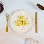 Vegane Erdäpfelknödel mit Rotkraut und Sauce, österreichisches Knödelgericht ohne tierische Zutaten