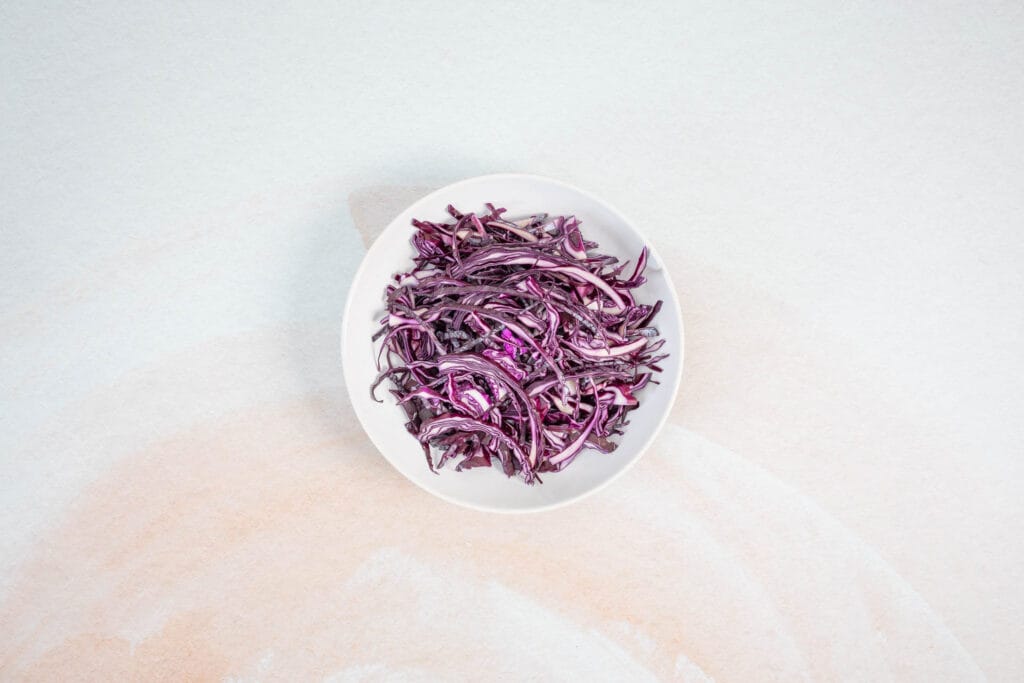 Fein geschnittener roher Rotkohl in einer Schüssel als Vorbereitung zum Rotkraut selber machen