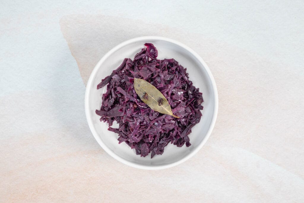 Rotkraut in einer weissen Schale mit Lorbeerblatt als klassische Beilage zur Herbst- und Winterküche