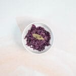 Rotkraut in einer weissen Schale mit Lorbeerblatt, serviert als klassischer Rotkohl oder Blaukraut