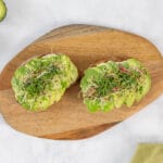 Avocado-Toast mit Sauerteigbrot, Limette und frischen Sprossen als gesundes veganes Frühstück