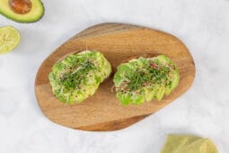 Avocado-Toast mit Sauerteigbrot, Limette und frischen Sprossen als gesundes veganes Frühstück