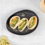 Vegane Bao Buns mit Tempeh als Fingerfood, servierfertig angerichtet