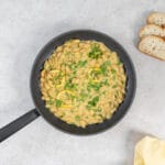 Vegane Bohnenpfanne mit frischem Brot als mediterranes Hauptgericht