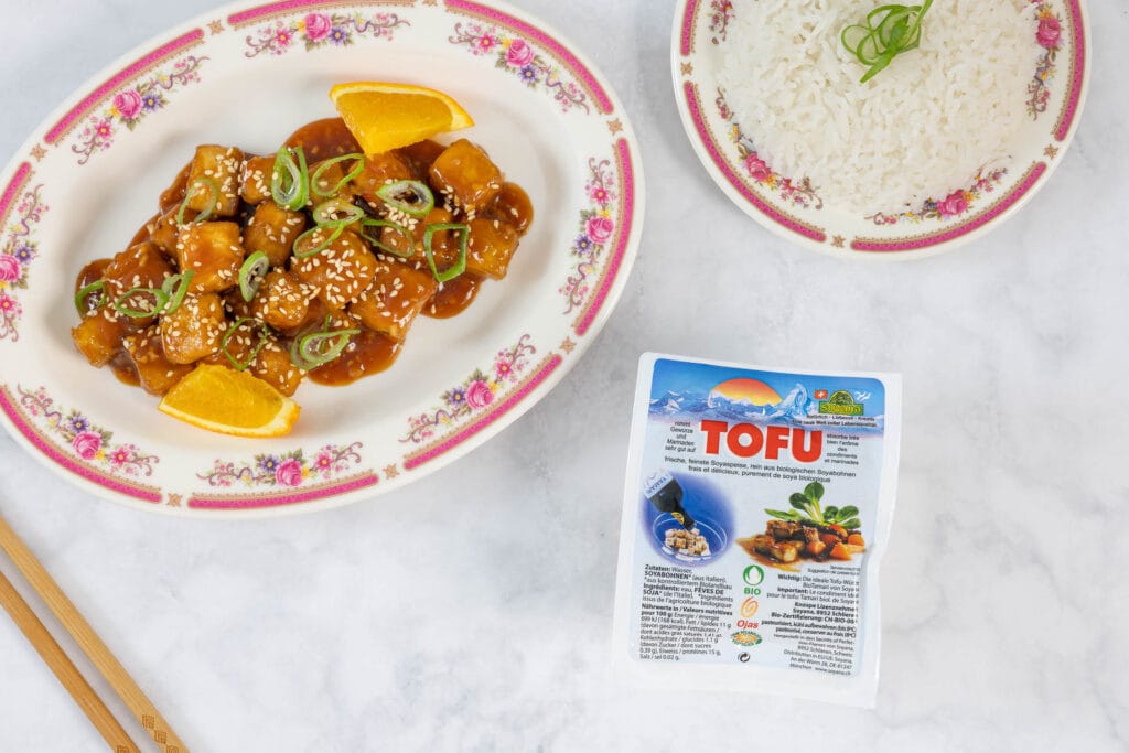 Orange Tofu mit Reis und Soyana Bio-Tofu angerichtet
