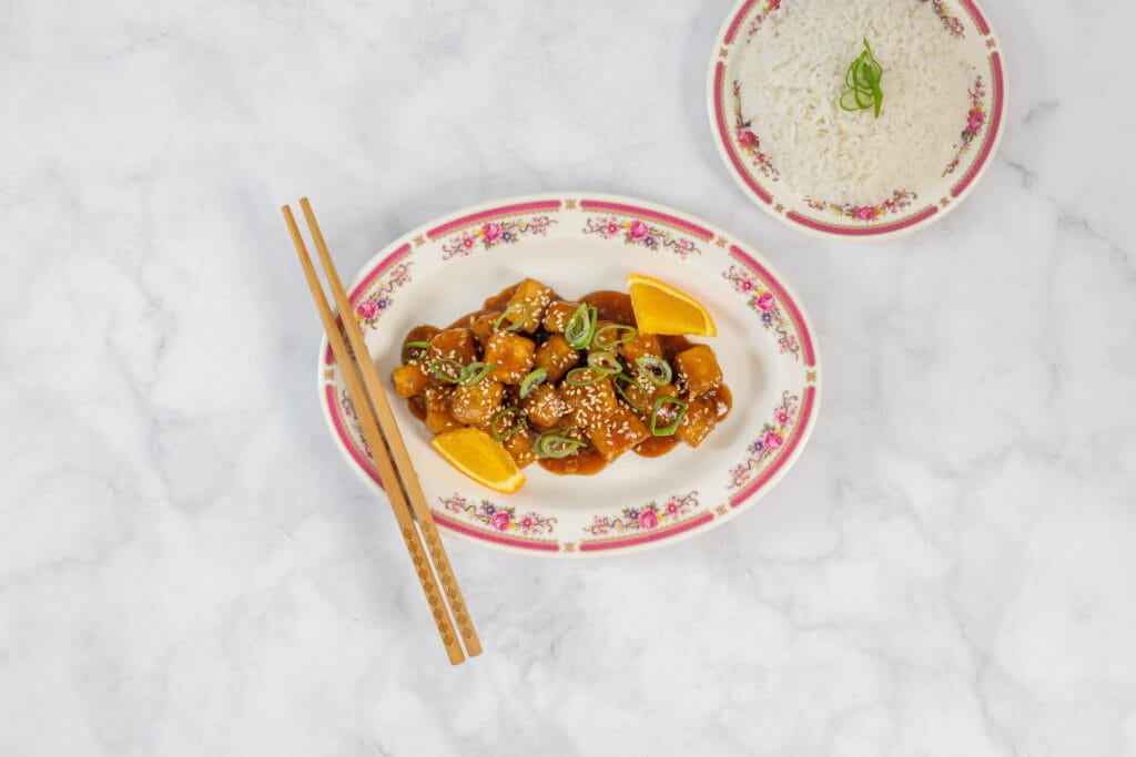 Veganes Orange Chicken mit Jasminreis, Sesam und Frühlingszwiebeln